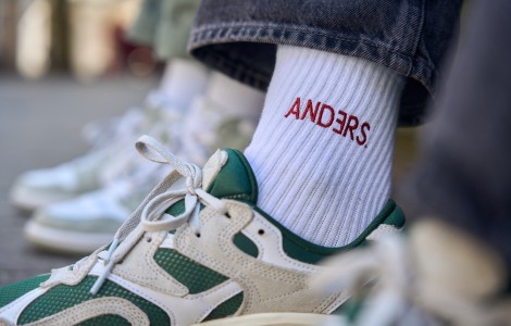 Turnschuh, Tennissocke bestickt mit Schriftzug "anders"