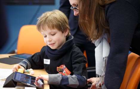 Junge mit Lehrerin