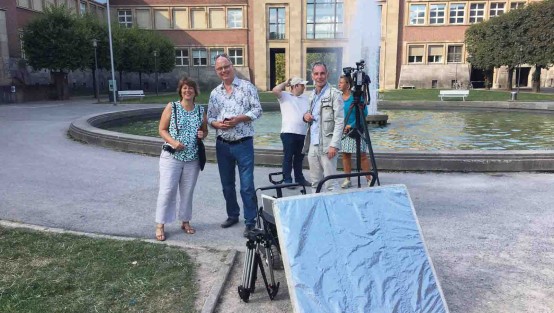 Das Filmteam mit Drehtechnik vor einem Brunnen.