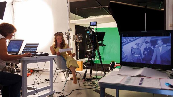 Regie und Schauspielerin im Greenscreen-Studio mit Drehtechnik.