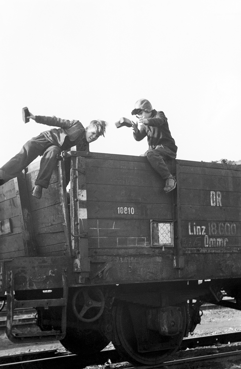 Zwei Kinder auf einem Eisenbahnwaggon