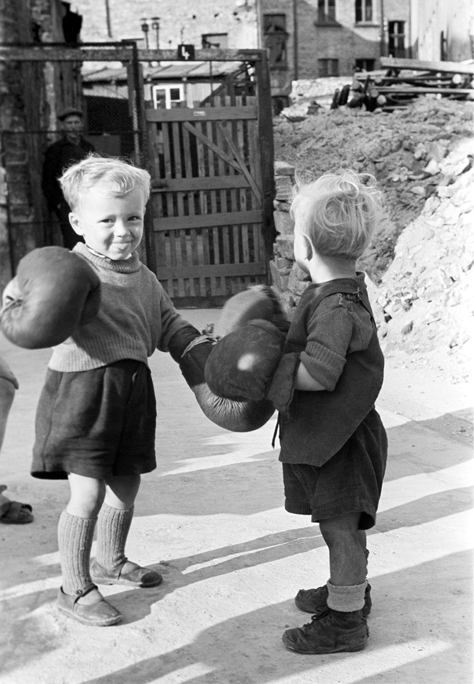 Zwei Kinder mit Boxhandschuhen