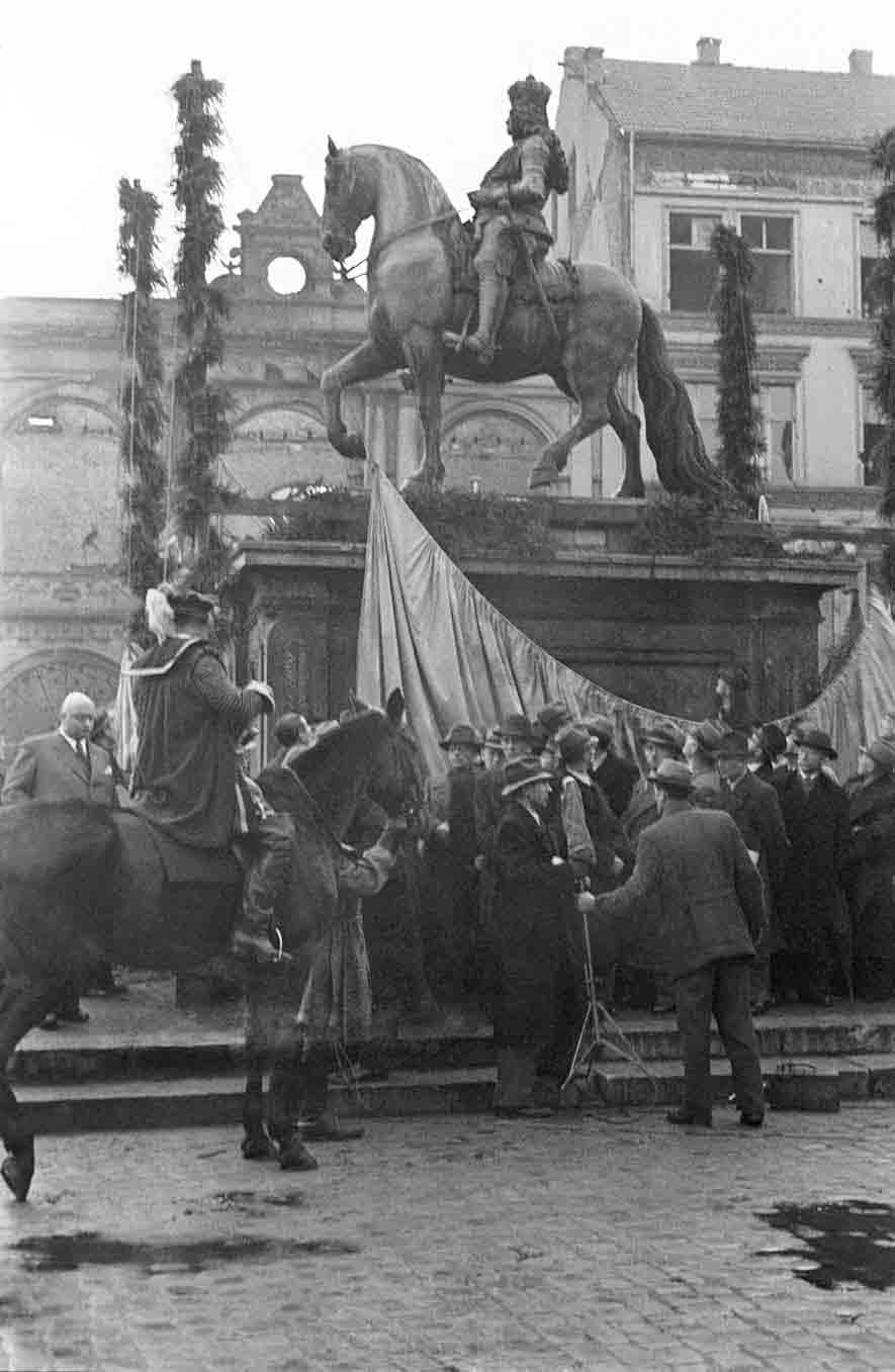 Statue Mann auf Pferd
