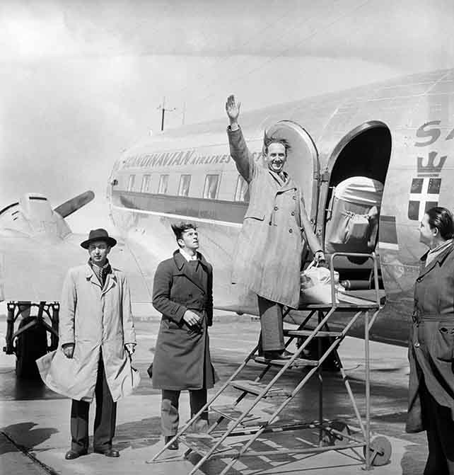 Menschen steigen in Flugzeug