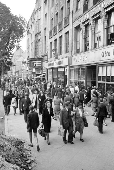 Königsallee mit Geschäften und Passanten
