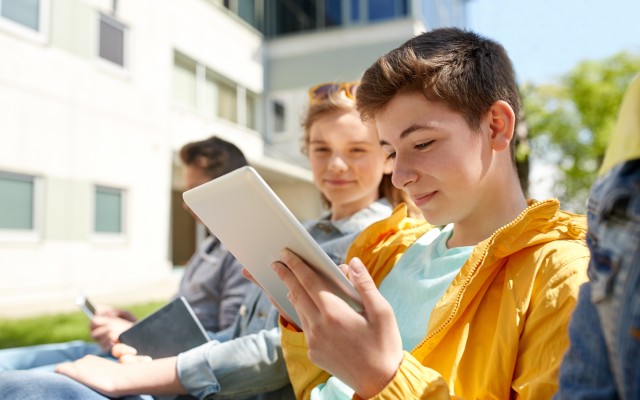 Junge mit Tablet