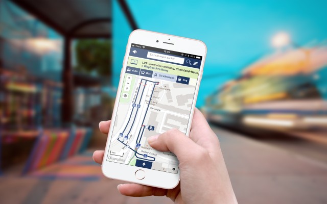 Smartphone mit Web-App "Wege zum LVR"
