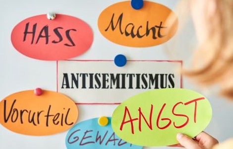 Mädchen schaut auf bunte Zettel zum Thema Antisemitismus