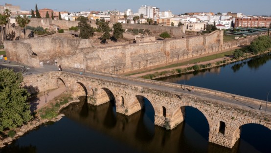 Luftaufnahme einer römischen Brücke.