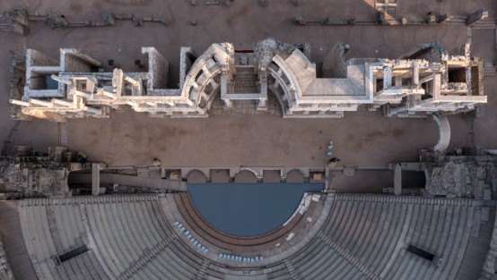 Luftaufnahme eines römischen Theaters.