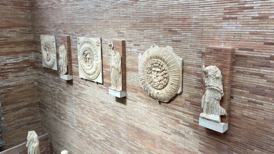 Ausstellungsstücke hängen in einem Museum an der Wand.