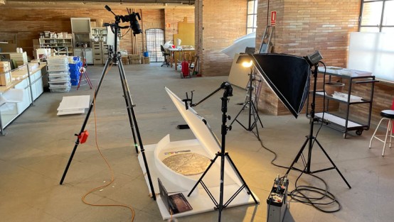 Eine Kamera steht in einem Raum, um Ausstellungsstücke zu fotografieren.