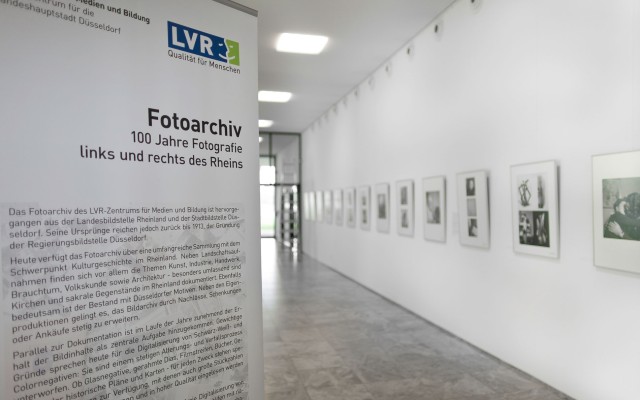 Blick in das Nordfoyer des LVR-Landeshauses mit der Fotoausstellung "Bert Müller-Schwannecke" im Sommer 2012