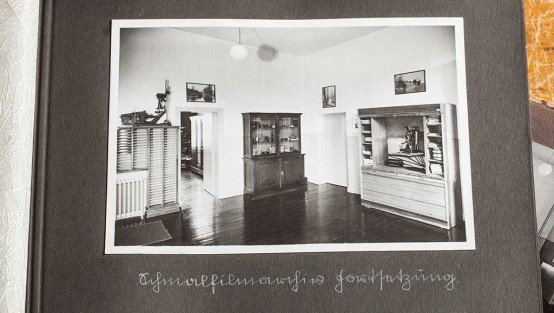 Schwarz-weiss-Foto eines Archivraums mit Aufbewahrungsschränken für Filmdosen