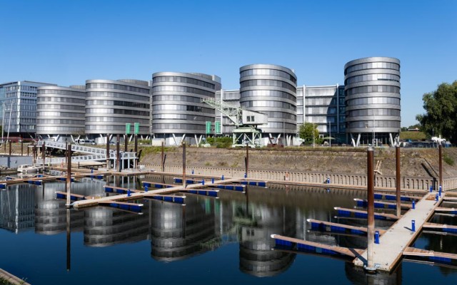 Außenansicht von Bürohäusern an einem Hafen