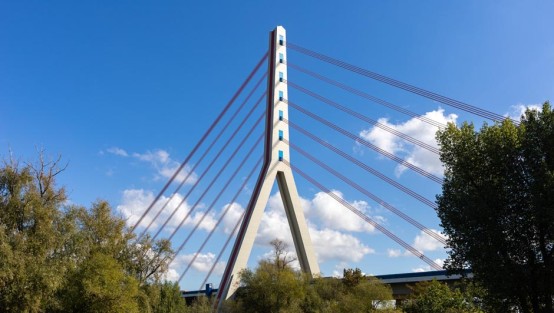 Pylon einer Schrägseilbrücke