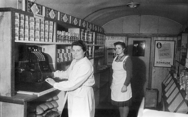 Zwei Frauen stehen in einem Verkaufswagen mit Lebensmitteln