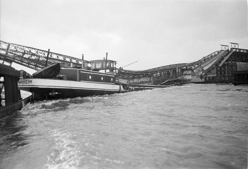 Eine zerstörte Brücke liegt im Rhein