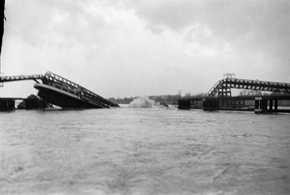 Eine Brücke stürzt ein