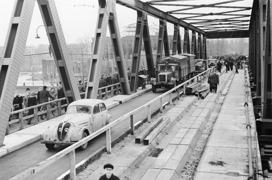 Fahrzeuge fahren über eine Brücke