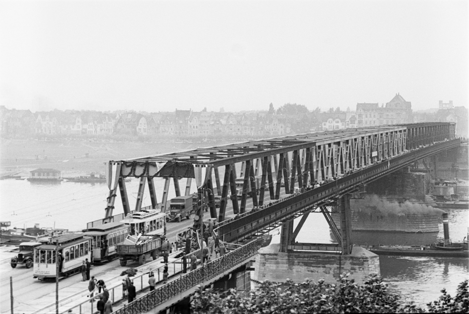 Fahrzeuge fahren über eine Brücke