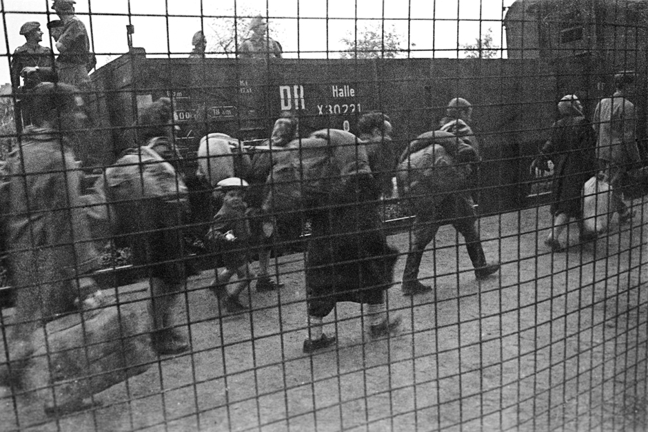 Menschen auf einem Bahnsteig