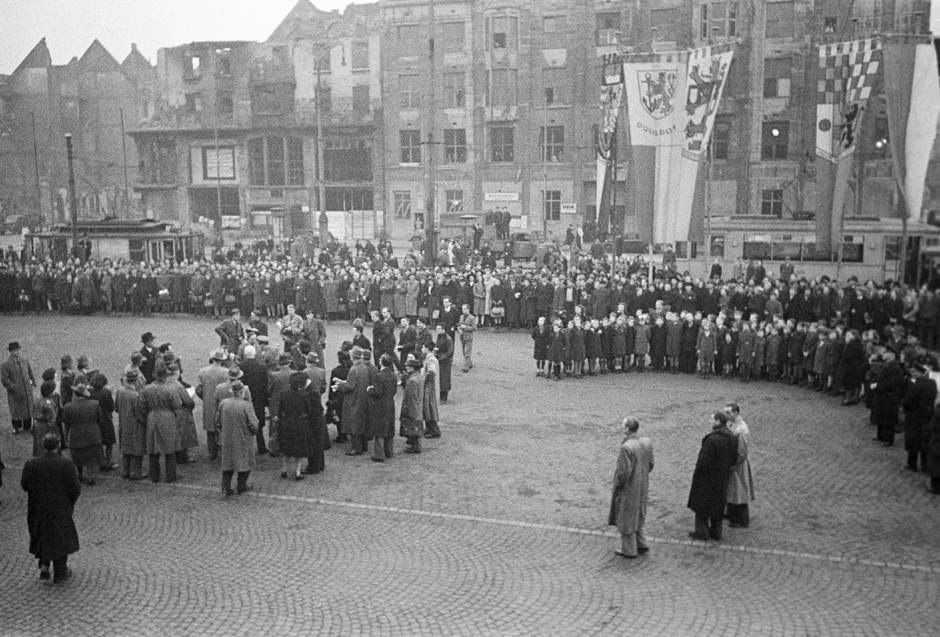 Menschenmenge vor dem Düsseldorfer Hauptbahnhof