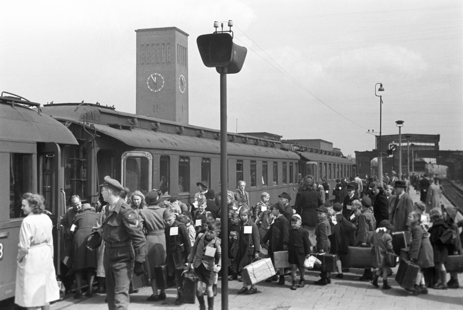 Bahnsteig des Düsseldorfer Hauptbahnhofs mit Kindern