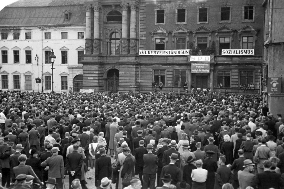 Menschenmenge auf dem Marktplatz in Düsseldorf