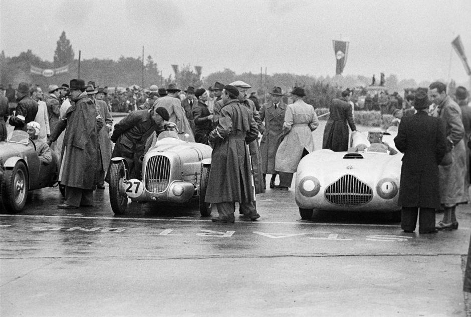 Rennwagen am Start eines Autorennens