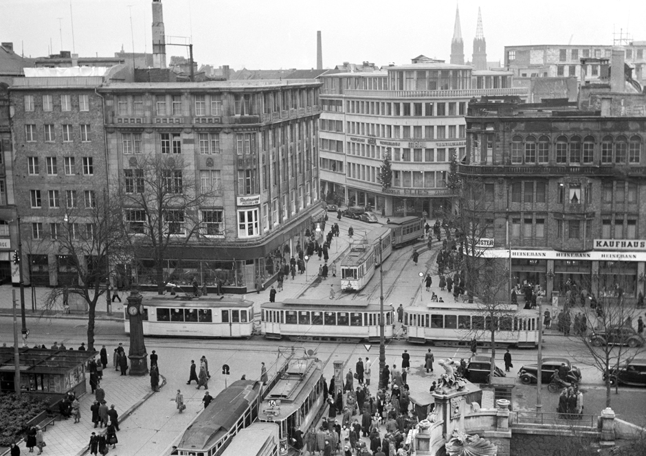 Straßenkreuzung mit mehreren Straßenbahnen