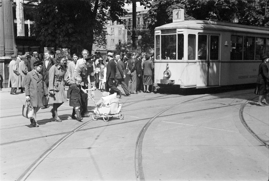 Passanten überqueren eine Straße