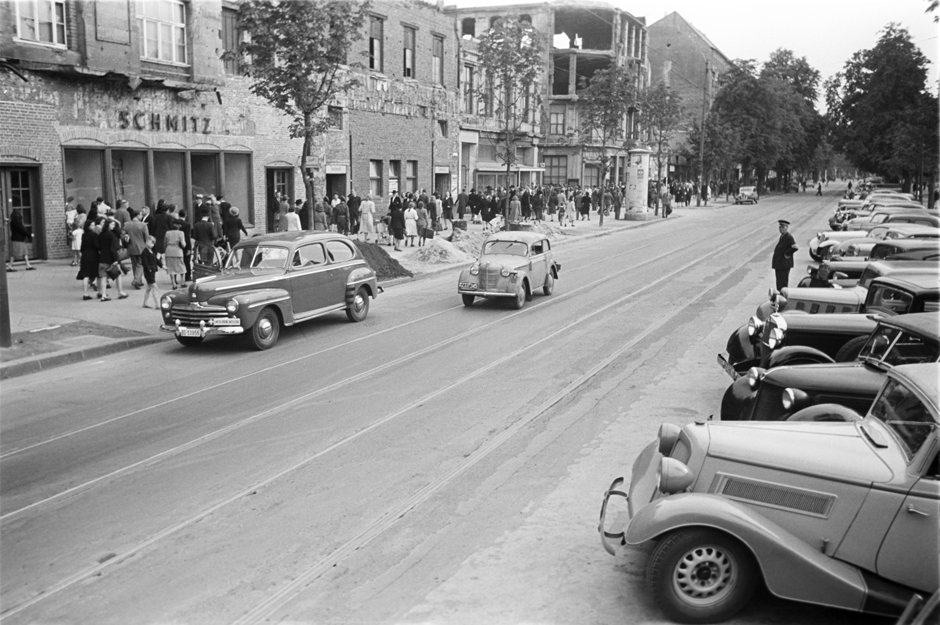 Parkende Autos an der Königsallee in Düsseldorf