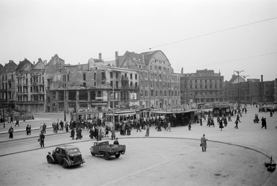  Straßenbahnhaltestelle auf einem Platz