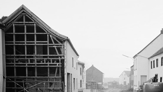 Dorfstraße, die von Häusern gesäumt wird