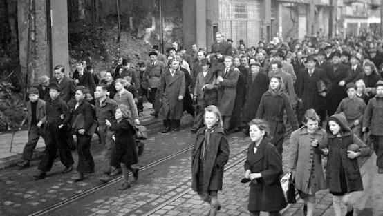 Demonstrationszug in einer noch vom Krieg zerstörten Düsseldorfer Geschäftsstraße