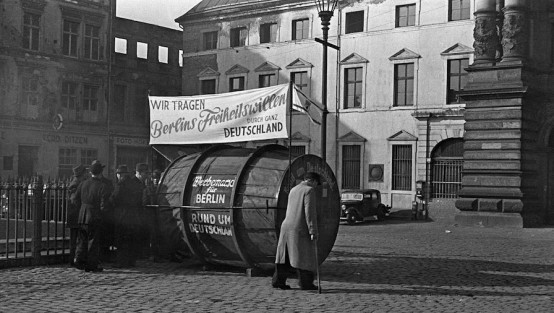 Demonstrationsstand - in Form eines riesigen Eichenfasses - für ein freies und ungeteiltes Berlin auf dem Marktplatz in Düsseldorf