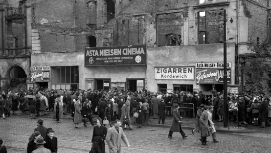 Menschenschlangen vor einem Kino