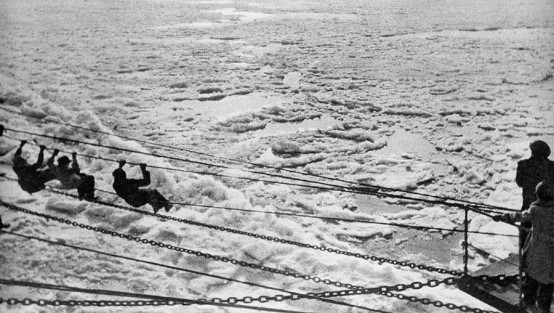 Drei Kinder sitzen auf den Ketten der Anlegestellen über dem zugefrorenen Rhein, 1934