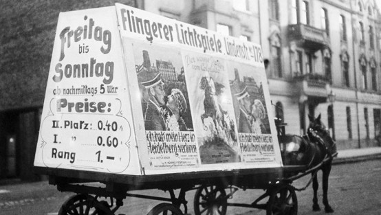 Historischer Reklamewagen für ein Kino