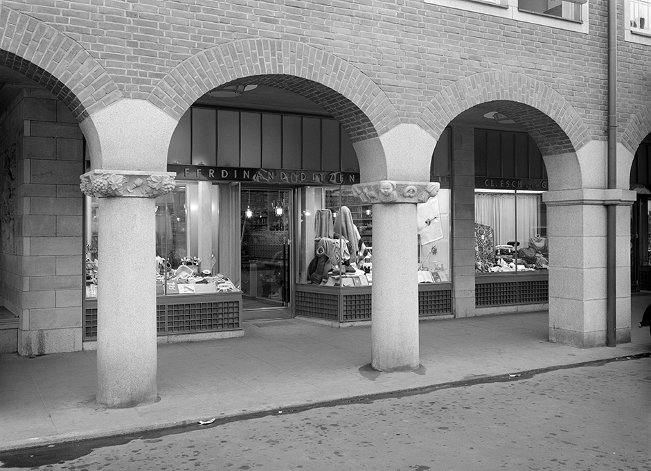 Blick zwischen zwei Pfeilern hindurch auf ein Schaufenster.