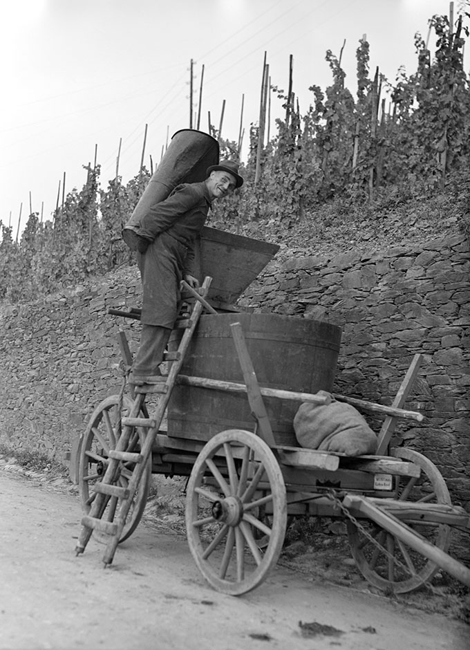 LVR-ZMB Ein Mann steht auf einer Leiter neben einem Wagen.