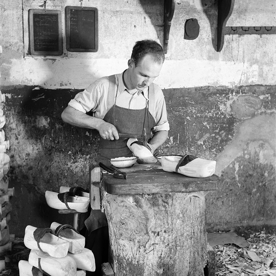 LVR-ZMB Ein Mann fertigt Holzschuhe an.