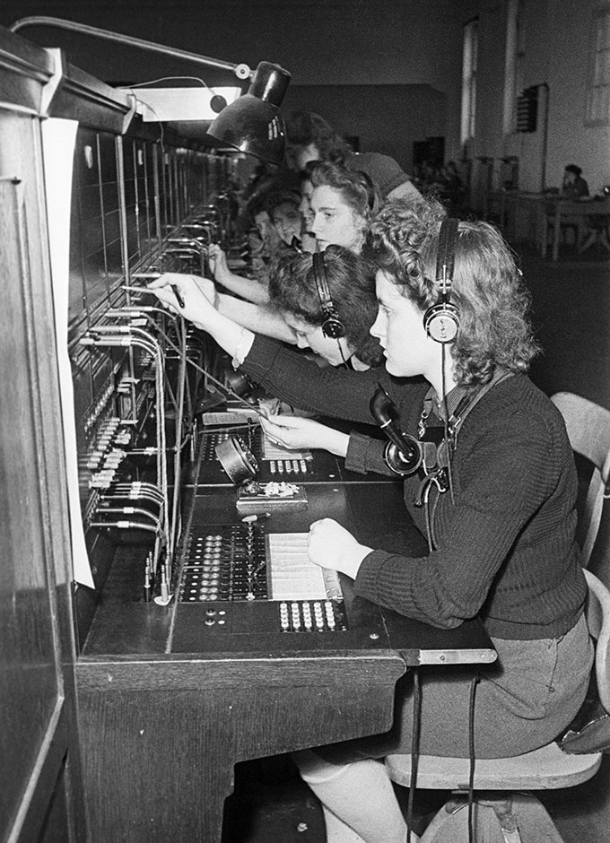 LVR-ZMB, C.A. Stachelscheid Frauen mit Kopfhörern stellen Telefonverbindungen her.