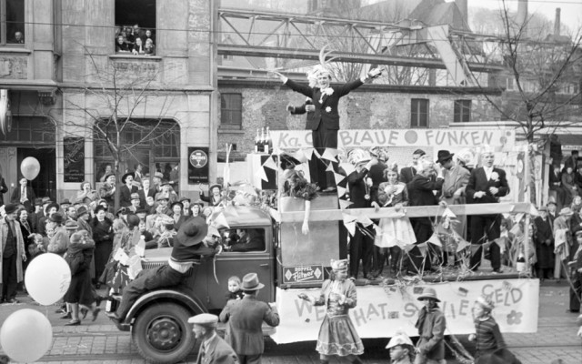 Ein Karnevalswagen fährt durch die Stadt.