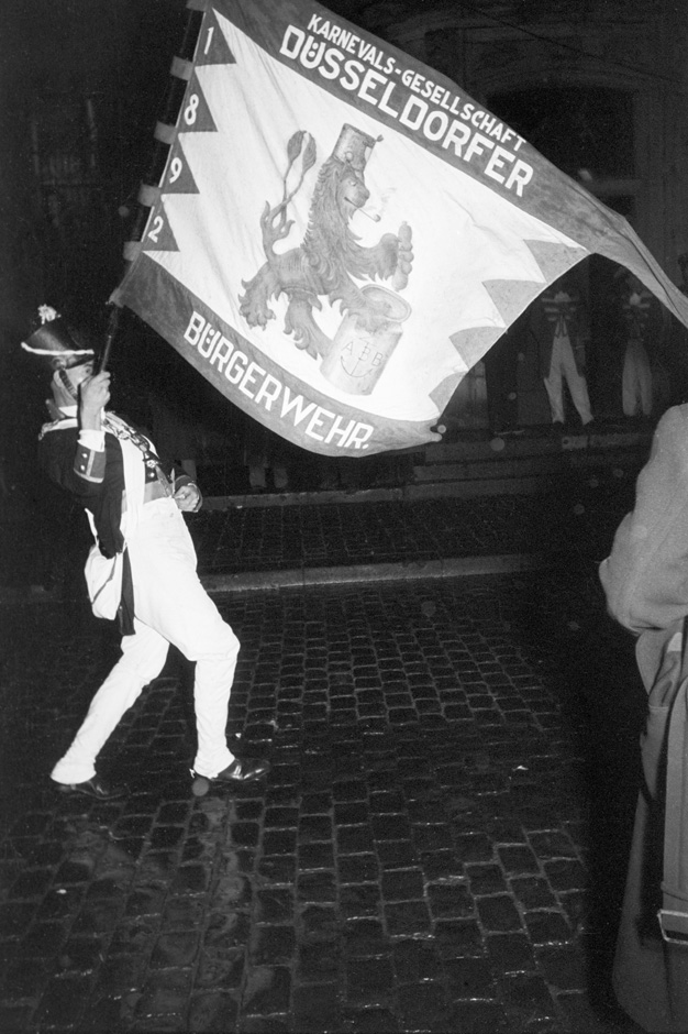 Ein Mann schwenkt eine Fahne.