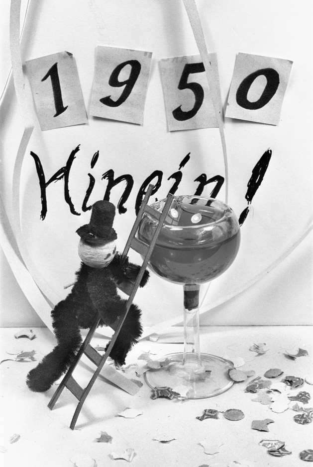 Eine Schornsteinfeger-Figur neben einem Glas.