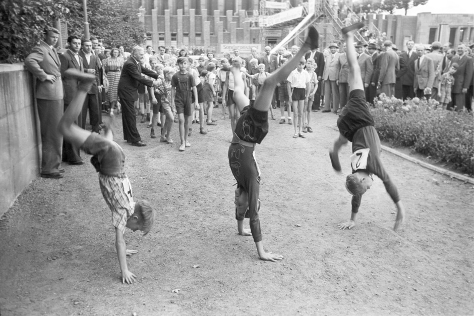 Kinder schlagen ein Rad.