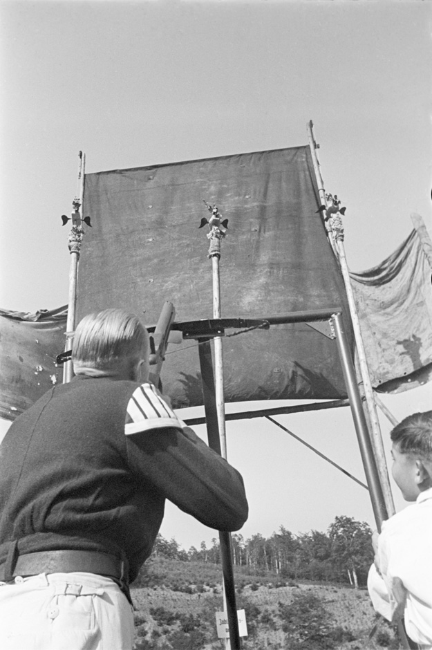 Ein Mann visiert ein Ziel an.