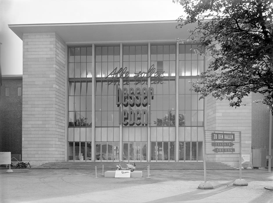 LVR-ZMB, K.-H. Hahn Ein Gebäude von außen mit einem Schriftzug an der Fassade.